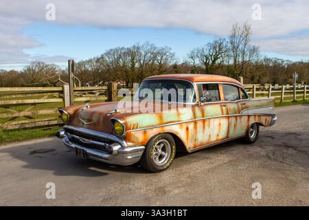 1957 50er Jahre Chevrolet GMC Benzin 4600 ccm rostiger alter amerikanischer Motor, ein Restaurierungsprojekt auf dem Weg zum Car Meet; Heskin Hall, North-West Classics bei der Manor Car Rally Stockfoto