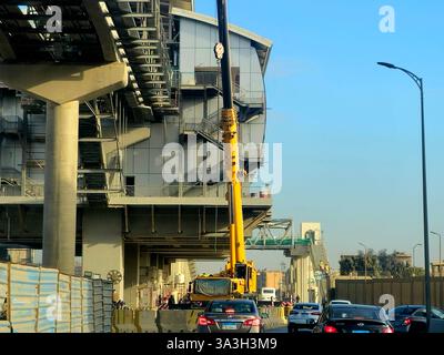 Kairo, Ägypten, 13. Februar 2025: Die Cairo Monorail ist ein zweigleisiges Monorail-Nahverkehrssystem, das derzeit in Betrieb ist Stockfoto