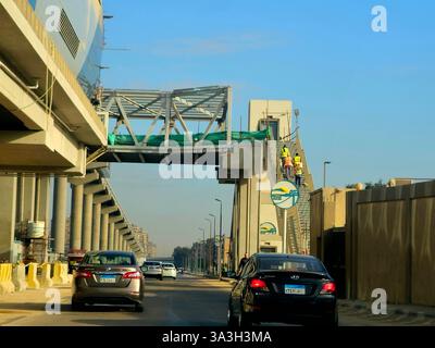 Kairo, Ägypten, 13. Februar 2025: Schild für die Monorail-Station East Nil Cairo, Cairo Monorail ist ein zweizeiliges Schnellverkehrssystem mit Einschienenbahn Stockfoto
