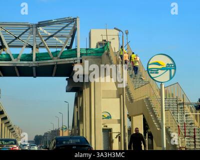 Kairo, Ägypten, 13. Februar 2025: Schild für die Monorail-Station East Nil Cairo, Cairo Monorail ist ein zweizeiliges Schnellverkehrssystem mit Einschienenbahn Stockfoto