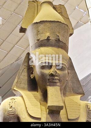 Gizeh, Ägypten, 22. Februar 2025: König Ramses II. Aus dem Großen Ägyptischen Museum Gizeh GEM Gallery, ein archäologisches Museum Artefakte aus dem alten Ägypten Stockfoto
