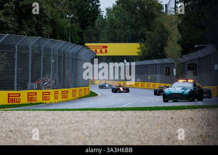 Melbourne, Victoria, Australien. 16. März 2025; Melbourne Grand Prix Circuit, Melbourne, Victoria, Australien; Formel 1 Grand Prix von Australien; Renntag; Sicherheitsfahrzeug bei nassen Bedingungen während des Rennens Credit: Action Plus Sports Images/Alamy Live News Stockfoto