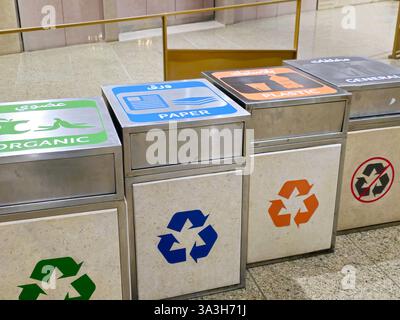 Übersetzung des arabischen Textes (organisch, Plastik, Papier, allgemein) Metall-Mülleimer für verschiedene Mülltrennung und Müllsortierung, buntes Conta Stockfoto