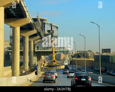 Kairo, Ägypten, 13. Februar 2025: Die Cairo Monorail ist ein zweigleisiges Monorail-Nahverkehrssystem, das derzeit in Betrieb ist Stockfoto
