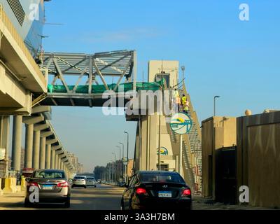 Kairo, Ägypten, 13. Februar 2025: Schild für die Monorail-Station East Nil Cairo, Cairo Monorail ist ein zweizeiliges Schnellverkehrssystem mit Einschienenbahn Stockfoto