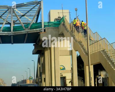 Kairo, Ägypten, 13. Februar 2025: Die Cairo Monorail ist ein zweigleisiges Monorail-Nahverkehrssystem, das derzeit in Betrieb ist Stockfoto