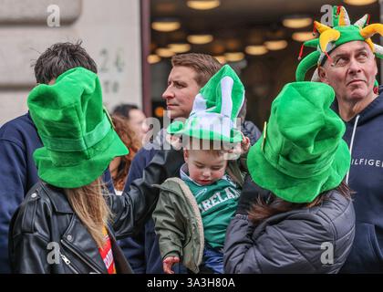 Zentrum von London, Großbritannien. März 2025. Die Londoner Straßen waren grün bemalt, mit Tausenden von Nachtschwärmern, die den schutzheiligen Irlands in Zentral-London feierten. Paul Quezada-Neiman/Alamy Live News Credit: Paul Quezada-Neiman/Alamy Live News Stockfoto