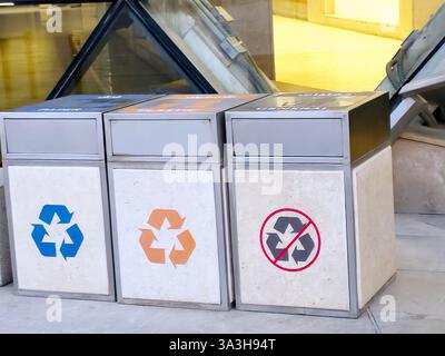 Übersetzung des arabischen Textes (organisch, Plastik, Papier, allgemein) Metall-Mülleimer für verschiedene Mülltrennung und Müllsortierung, buntes Conta Stockfoto