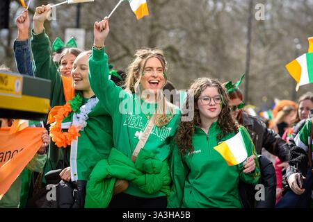 London, Großbritannien. März 2025. Organisiert vom Bürgermeister von London und dem London Irish Centre, wird eine Parade mit Wagen, Marschbands, Tanztruppen und Prunk vom Hyde Park vorbei am Trafalgar Square und weiter nach Whitehall fahren. Der paralympische Radrennfahrer Katie-George Dunlevy und die Olympiasiegerin Kellie Harrington, die beide zwei Goldmedaillen in den diesjährigen Spielen gewonnen haben, werden als Grand Marshals für die Veranstaltung fungieren. Der paralympische Radrennfahrer Katie-George Dunlevy und die Olympiasiegerin Kellie Harrington, die beide zwei Goldmedaillen in den diesjährigen Spielen gewonnen haben, werden als Grand Marshals für die Veranstaltung fungieren. Quelle: Mary-Lu Bakker/Alamy Live New Stockfoto