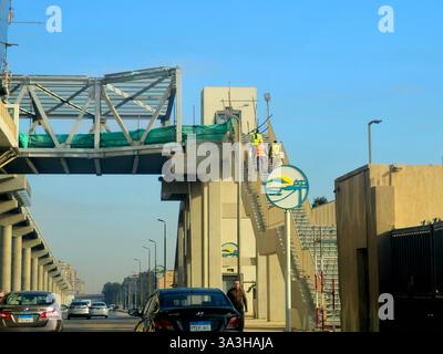 Kairo, Ägypten, 13. Februar 2025: Schild für die Monorail-Station East Nil Cairo, Cairo Monorail ist ein zweizeiliges Schnellverkehrssystem mit Einschienenbahn Stockfoto