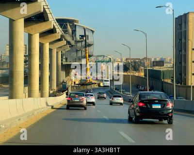 Kairo, Ägypten, 13. Februar 2025: Die Cairo Monorail ist ein zweigleisiges Monorail-Nahverkehrssystem, das derzeit in Betrieb ist Stockfoto