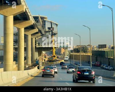 Kairo, Ägypten, 13. Februar 2025: Die Cairo Monorail ist ein zweigleisiges Monorail-Nahverkehrssystem, das derzeit in Betrieb ist Stockfoto
