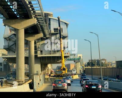 Kairo, Ägypten, 13. Februar 2025: Die Cairo Monorail ist ein zweigleisiges Monorail-Nahverkehrssystem, das derzeit in Betrieb ist Stockfoto