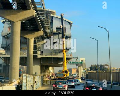 Kairo, Ägypten, 13. Februar 2025: Die Cairo Monorail ist ein zweigleisiges Monorail-Nahverkehrssystem, das derzeit in Betrieb ist Stockfoto