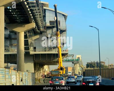 Kairo, Ägypten, 13. Februar 2025: Die Cairo Monorail ist ein zweigleisiges Monorail-Nahverkehrssystem, das derzeit in Betrieb ist Stockfoto