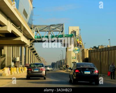 Kairo, Ägypten, 13. Februar 2025: Schild für die Monorail-Station East Nil Cairo, Cairo Monorail ist ein zweizeiliges Schnellverkehrssystem mit Einschienenbahn Stockfoto