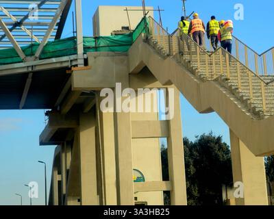 Kairo, Ägypten, 13. Februar 2025: Die Cairo Monorail ist ein zweigleisiges Monorail-Nahverkehrssystem, das derzeit in Betrieb ist Stockfoto