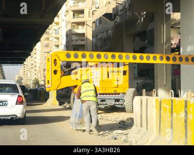 Kairo, Ägypten, 13. Februar 2025: Die Cairo Monorail ist ein zweigleisiges Monorail-Nahverkehrssystem, das derzeit in Betrieb ist Stockfoto