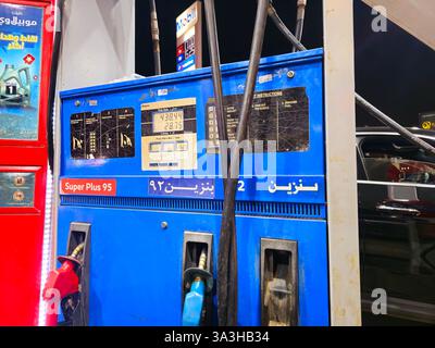 Kairo, Ägypten, 13. Februar 2025: Mobile Gas- und Öltankstelle mit Füllpistolen, digitalem Stückpreis und Liter-Messgerät, Fülldüse Stockfoto