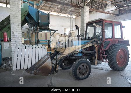 KIRGISISTAN, Bazar-Korgon bei Jalalabad, Baumwollentkörnungsfabrik, Baumwollentkörnung nach der Ernte, Baumwollballen / KIRGISTAN, Bazar Korgon, Baumwollentkernungsfabrik, Baumwolle wird nach der Ernte entkernt und zu Ballen gepresst Stockfoto