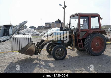 KIRGISISTAN, Bazar-Korgon bei Jalalabad, Baumwollentkörnungsfabrik, Baumwollentkörnung nach der Ernte, Baumwollballen / KIRGISTAN, Bazar Korgon, Baumwollentkernungsfabrik, Baumwolle wird nach der Ernte entkernt und zu Ballen gepresst Stockfoto
