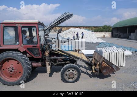 KIRGISISTAN, Bazar-Korgon bei Jalalabad, Baumwollentkörnungsfabrik, Baumwollentkörnung nach der Ernte, Baumwollballen / KIRGISTAN, Bazar Korgon, Baumwollentkernungsfabrik, Baumwolle wird nach der Ernte entkernt und zu Ballen gepresst Stockfoto