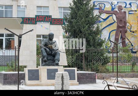 KIRGISISTAN, Stadt Kant, Kriegsdenkmal aus der Zeit der kommunistischen sovietunion, sowjetischer Krieg in Afghanistan 1979-1989, Statue eines kirgisischen Soldaten der Roten Armee mit Maschinengewehr / KIRGISTAN, Kant, Kriegsdenkmal aus der sowjetischen Zeit, Krieg in Afghanistan 1979-1989 Stockfoto