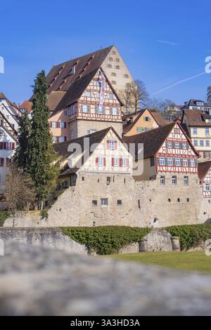 Historische Fachwerkhäuser auf einem Hügel unter blauem Himmel, umgeben von Bäumen, Schwaebisch Hall, Deutschland, Europa Stockfoto