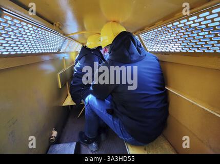 Besucher betreten den Berg mit der Schmalbergbahn im Erzbergmuseum Rammelsberg, UNESCO-Weltkulturerbe, Goslar, Niedersachsen, Deutsch Stockfoto