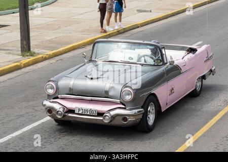 VARADERO, KUBA - 30. AUGUST 2023: Lila grau stark modifiziert und angepasst Oldsmobile Super 88 Cabriolet 1954 in Varadero, Kuba Stockfoto