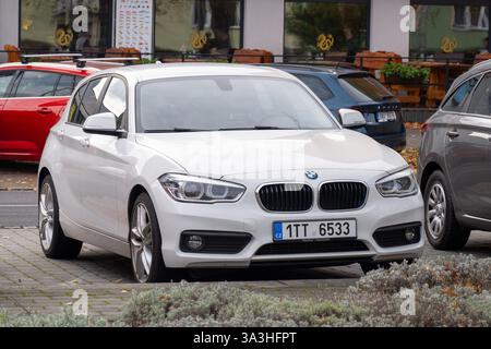 OSTRAVA, TSCHECHIEN - 14. NOVEMBER 2023: Weißer BMW 1er F20N-Wagen parkt auf der Straße Stockfoto
