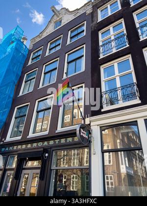 Pride Flag bei Bakers and Roasters in Amsterdam Stockfoto