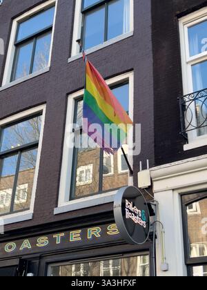 Pride Flag bei Bakers and Roasters in Amsterdam Stockfoto