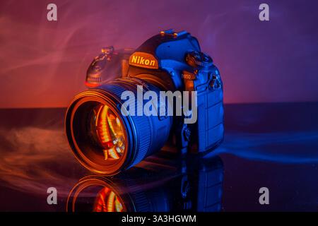 Mailand, Italien – Match 16, 2025: Nahaufnahme einer Nikon D850 dslr-Kamera mit 85-mm-Objektiv auf Studiohintergrund. Stockfoto