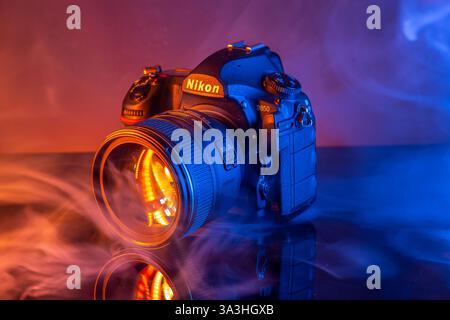 Mailand, Italien – Match 16, 2025: Nahaufnahme einer Nikon D850 dslr-Kamera mit 85-mm-Objektiv auf Studiohintergrund. Stockfoto