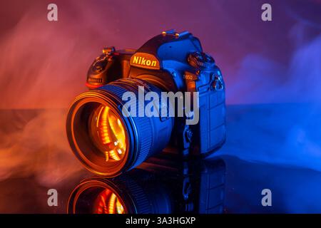 Mailand, Italien – Match 16, 2025: Nahaufnahme einer Nikon D850 dslr-Kamera mit 85-mm-Objektiv auf Studiohintergrund. Stockfoto