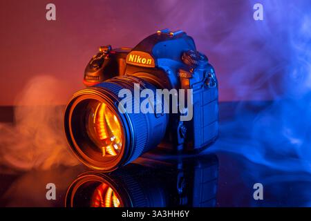 Mailand, Italien – Match 16, 2025: Nahaufnahme einer Nikon D850 dslr-Kamera mit 85-mm-Objektiv auf Studiohintergrund. Stockfoto