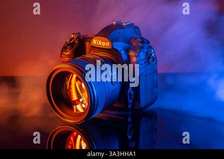 Mailand, Italien – Match 16, 2025: Nahaufnahme einer Nikon D850 dslr-Kamera mit 85-mm-Objektiv auf Studiohintergrund. Stockfoto