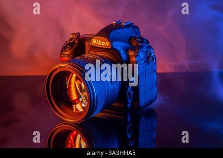 Mailand, Italien – Match 16, 2025: Nahaufnahme einer Nikon D850 dslr-Kamera mit 85-mm-Objektiv auf Studiohintergrund. Stockfoto