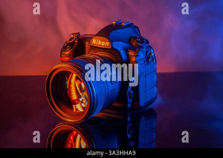 Mailand, Italien – Match 16, 2025: Nahaufnahme einer Nikon D850 dslr-Kamera mit 85-mm-Objektiv auf Studiohintergrund. Stockfoto