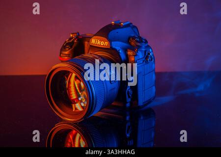 Mailand, Italien – Match 16, 2025: Nahaufnahme einer Nikon D850 dslr-Kamera mit 85-mm-Objektiv auf Studiohintergrund. Stockfoto