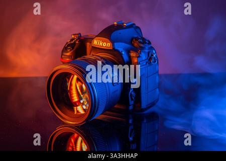 Mailand, Italien – Match 16, 2025: Nahaufnahme einer Nikon D850 dslr-Kamera mit 85-mm-Objektiv auf Studiohintergrund. Stockfoto