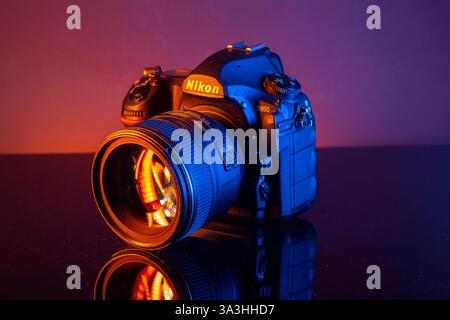 Mailand, Italien – Match 16, 2025: Nahaufnahme einer Nikon D850 dslr-Kamera mit 85-mm-Objektiv auf Studiohintergrund. Stockfoto