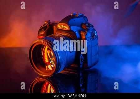 Mailand, Italien – Match 16, 2025: Nahaufnahme einer Nikon D850 dslr-Kamera mit 85-mm-Objektiv auf Studiohintergrund. Stockfoto