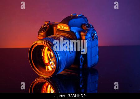 Mailand, Italien – Match 16, 2025: Nahaufnahme einer Nikon D850 dslr-Kamera mit 85-mm-Objektiv auf Studiohintergrund. Stockfoto