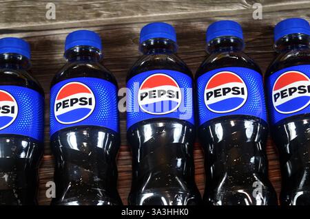 Kairo, Ägypten, 13. Februar 2025: Pepsi Bottles, Cola Flavor Bottles, ein kohlensäurehaltiges Erfrischungsgetränk von PepsiCo. Ursprünglich erstellt und entwickelt Stockfoto