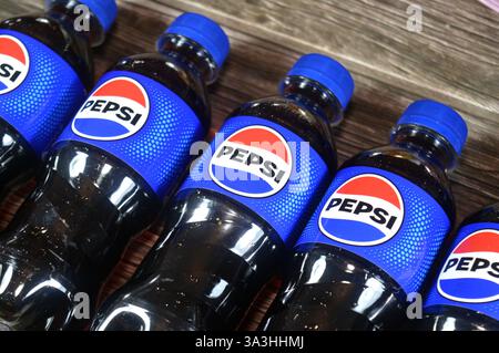 Kairo, Ägypten, 13. Februar 2025: Pepsi Bottles, Cola Flavor Bottles, ein kohlensäurehaltiges Erfrischungsgetränk von PepsiCo. Ursprünglich erstellt und entwickelt Stockfoto