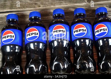 Kairo, Ägypten, 13. Februar 2025: Pepsi Bottles, Cola Flavor Bottles, ein kohlensäurehaltiges Erfrischungsgetränk von PepsiCo. Ursprünglich erstellt und entwickelt Stockfoto