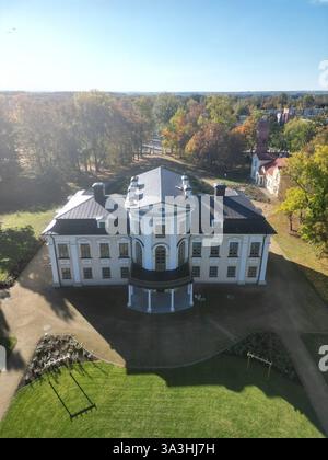Blick aus der Vogelperspektive auf ein Herrenhaus, umgeben von Bäumen im Herbst Stockfoto