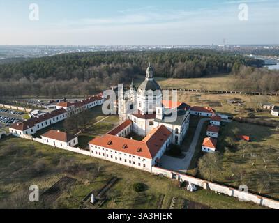 Luftaufnahme von der Drohne des historischen Klosters Pažaislis in Kaunas Stadt Litauen Stockfoto